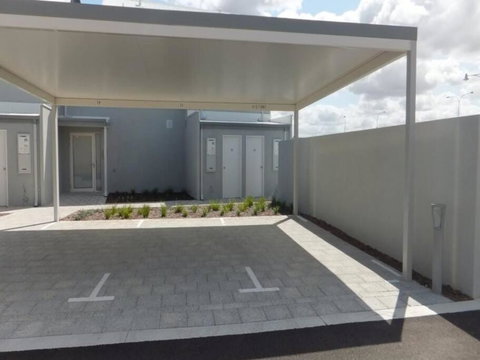 Modern Luxury 1 Bedroom Apartment - Walk To The Shops! Free Wifi - Newcastle Accommodation 2