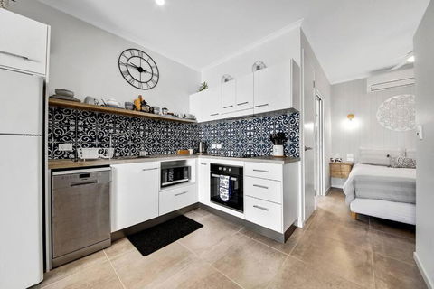 Modern Luxury Studio Apartment - Newcastle Accommodation 0