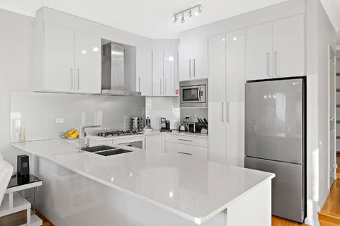 Modern Scarborough Townhouse - Newcastle Accommodation 3