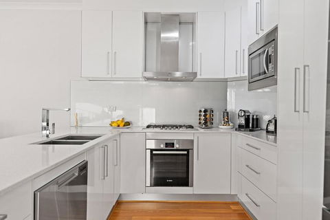 Modern Scarborough Townhouse - Newcastle Accommodation 2