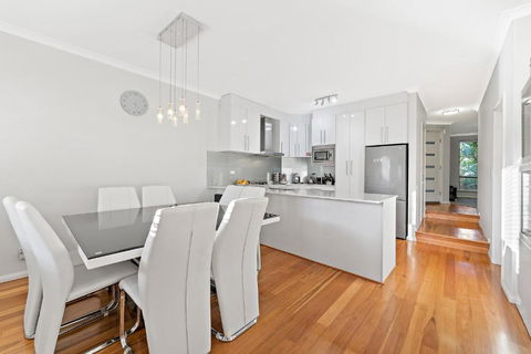 Modern Scarborough Townhouse - Newcastle Accommodation 0