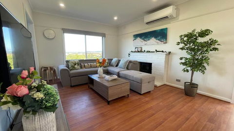 Morwell Pet Friendly 3 BRMS Rental Home Free Wi-fi - Newcastle Accommodation 0