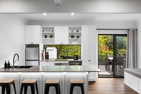 New Modern 2 Bedroom Mountain Retreat Escape - Newcastle Accommodation 1