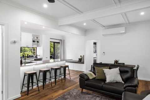 New Modern 2 Bedroom Mountain Retreat Escape - Newcastle Accommodation 3