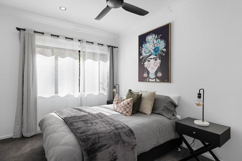 New Modern 2 Bedroom Mountain Retreat Escape - Newcastle Accommodation 0