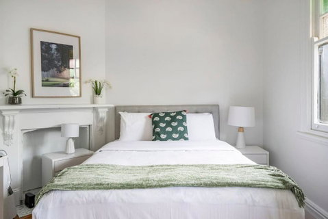 Newtown Nest - Chic Terrace Living Off King Street - Newcastle Accommodation 1