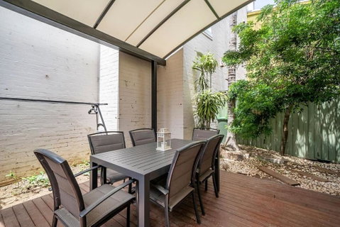 Newtown Nest - Chic Terrace Living Off King Street - Newcastle Accommodation 2