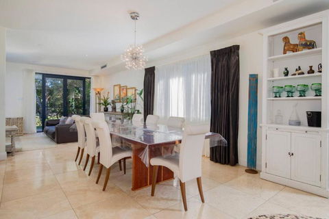 Palazzo Paradiso - Mediterranean-inspired Elegance - New Castle Tourism 3