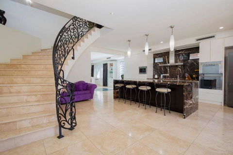 Palazzo Paradiso - Mediterranean-inspired Elegance - New Castle Tourism 2