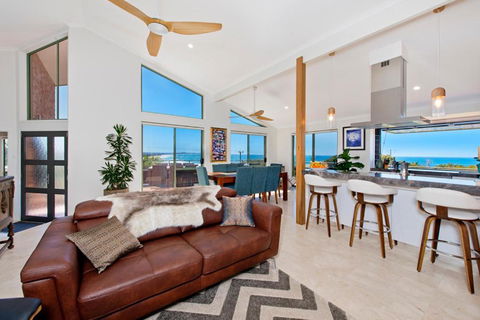 Panorama Beach House - Newcastle Accommodation 2