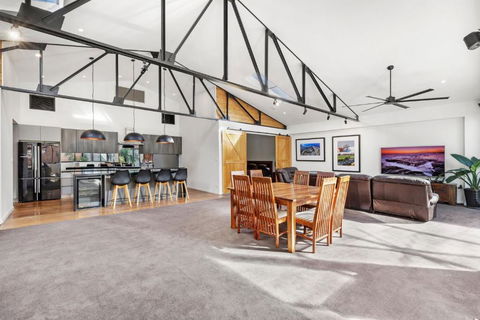 Platinum Precinct - The Penthouse - New Castle Tourism 3