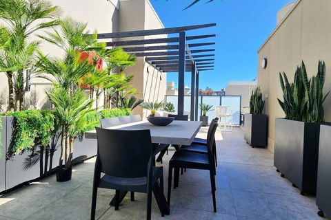 Penthouse With Private Terrace, Parking + 2 Pools - Newcastle Accommodation 1