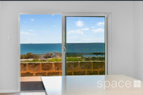 Perfect Oceanfront Cottesloe Apartment - Newcastle Accommodation 2