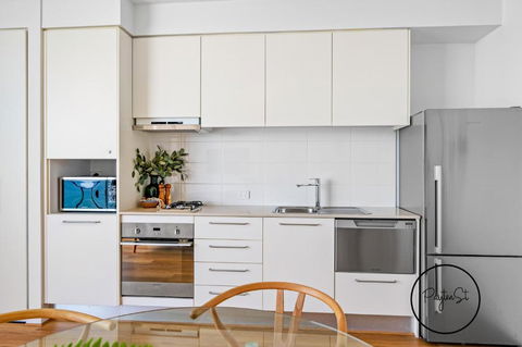 Perfect Penthouse - WiFi Included - Newcastle Accommodation 3