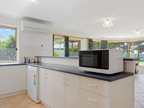 Pets At The Beach 8 Marto Court - Newcastle Accommodation 3