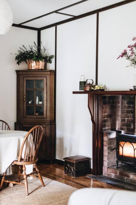 Pickers Hut - A Country Style Featured Dream Stay - Newcastle Accommodation 2