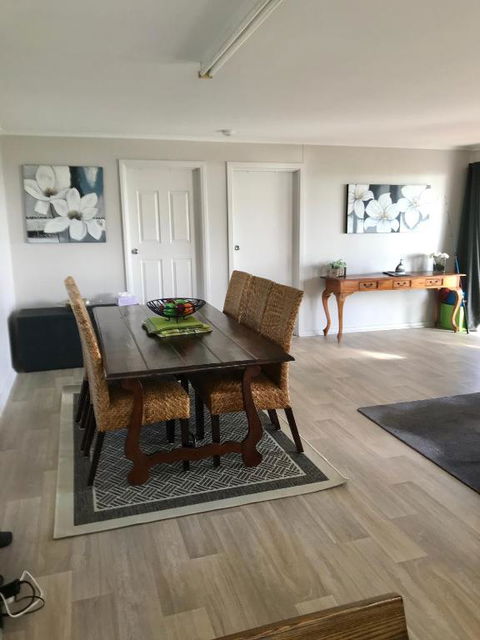 Pine View Holiday Rental - Newcastle Accommodation 2