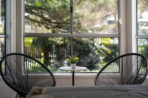 Popular Central Location King Bed The Repose - New Castle Tourism 0