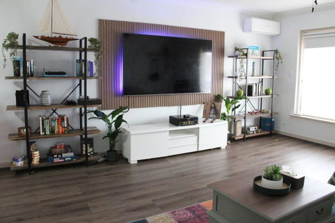 Raeside Home - Newcastle Accommodation 0
