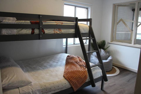 Raeside Home - Newcastle Accommodation 3