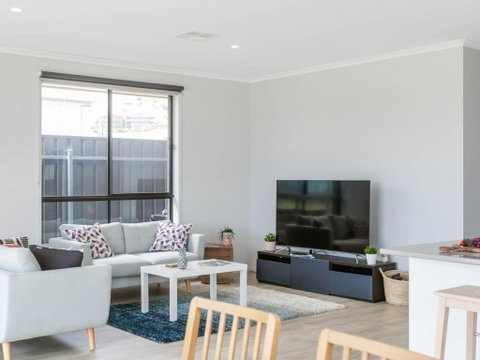 Putters Paradise 25-30 Troon Drive - Newcastle Accommodation 1