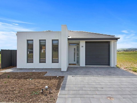 Putters Paradise 25-30 Troon Drive - Newcastle Accommodation 0