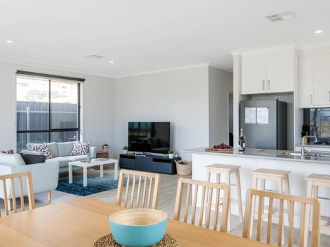 Putters Paradise 25-30 Troon Drive - Newcastle Accommodation 2