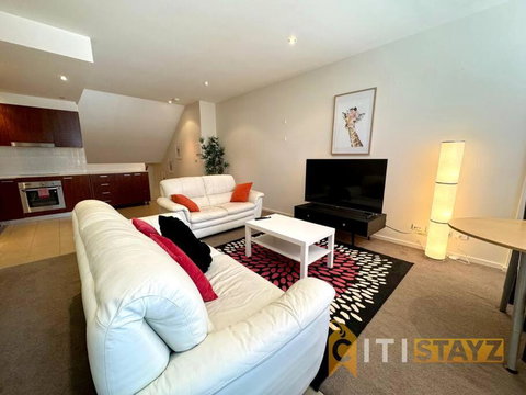 Pretty Penthouse - Close To ANU - Newcastle Accommodation 0