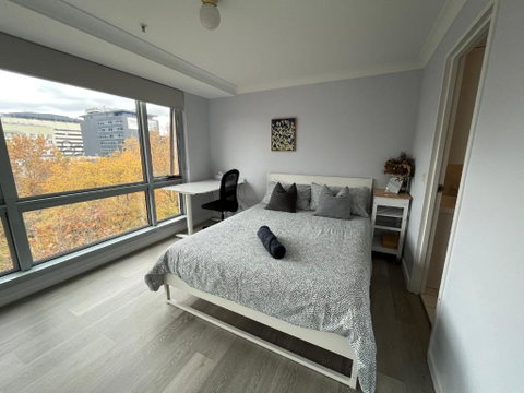 Private Room With Ensuite In The CBD - Newcastle Accommodation 1