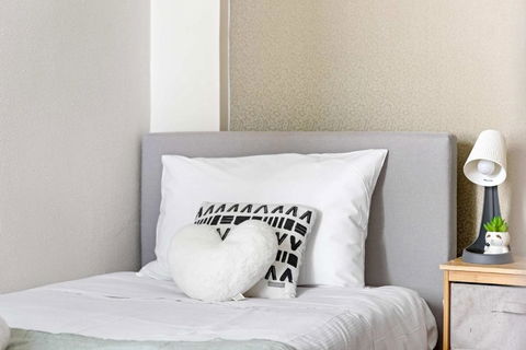 Private Single Room - Conveniently Located At Glebe - Shared Bathroom - Newcastle Accommodation 1