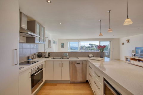 Quarterdeck Apartment - Newcastle Accommodation 3