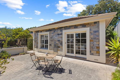 Quiet 2-Bed Retreat With Private Courtyard - Newcastle Accommodation 3