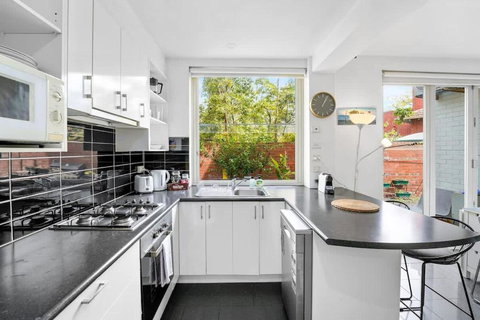 Quiet And Peaceful Beachside 1BR Retreat W Parking - Newcastle Accommodation 1