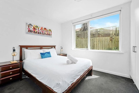 Quiet And Peaceful Beachside 1BR Retreat W Parking - Newcastle Accommodation 2