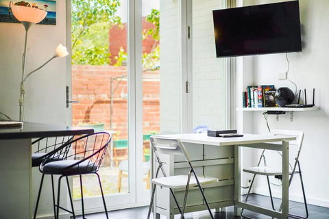 Quiet And Peaceful Beachside 1BR Retreat W Parking - Newcastle Accommodation 3