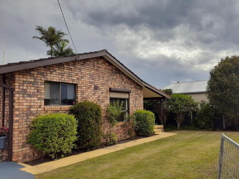 QUIET PROPERTY BY THE RIVER - Newcastle Accommodation 0