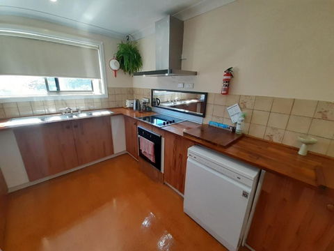QUIET PROPERTY BY THE RIVER - Newcastle Accommodation 3