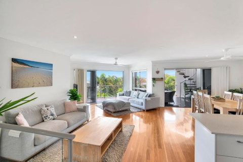 Rainbow Towers 2 Rainbow Beach - Newcastle Accommodation 1
