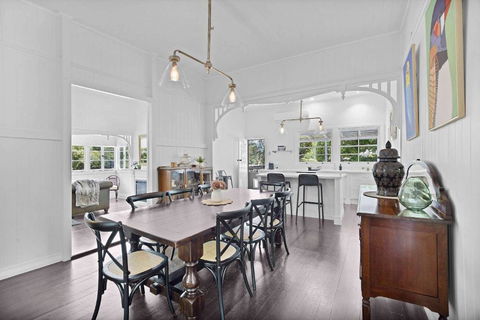 Rambling Roses - Newcastle Accommodation 2