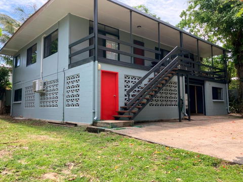 Red Door Cottage - Newcastle Accommodation 1