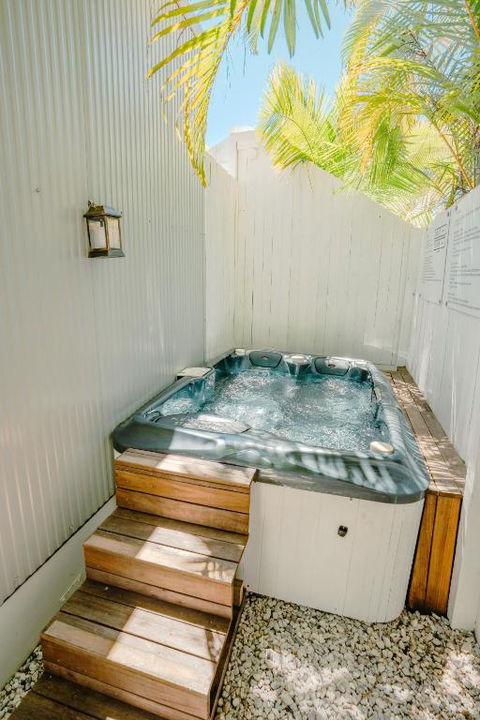 Private Outdoor Spa, Fire Pit, Cinema Room - THE COTTAGE COOLUM BEACH - Newcastle Accommodation 0