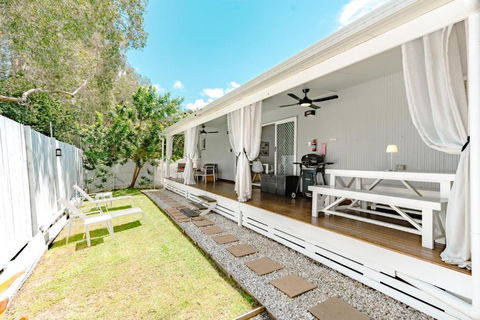 Private Outdoor Spa, Fire Pit, Cinema Room - THE COTTAGE COOLUM BEACH - Newcastle Accommodation 3