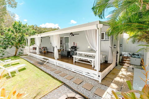 Private Outdoor Spa, Fire Pit, Cinema Room - THE COTTAGE COOLUM BEACH - Newcastle Accommodation 1