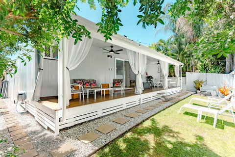 Private Outdoor Spa, Fire Pit, Cinema Room - THE COTTAGE COOLUM BEACH - Newcastle Accommodation 2