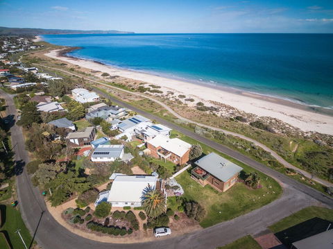 At The Beach - 54 Elizabeth Crescent - Newcastle Accommodation 0