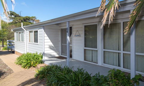 At The Beach - 54 Elizabeth Crescent - Newcastle Accommodation 1