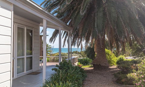 At The Beach - 54 Elizabeth Crescent - Newcastle Accommodation 2