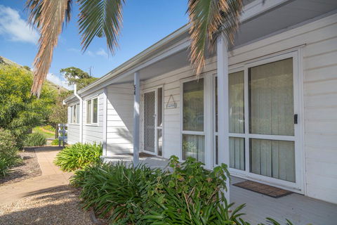 At The Beach - 54 Elizabeth Crescent - Newcastle Accommodation 3