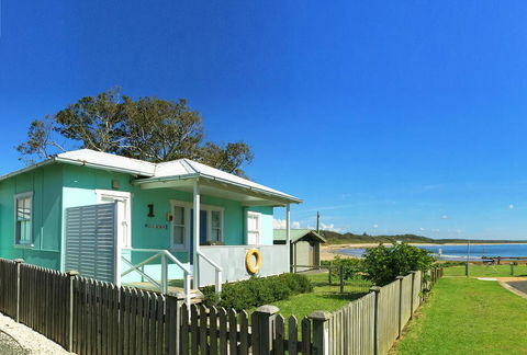 Aurora Beachfront Cottage - New Castle Tourism 0