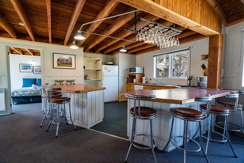 Banjo's Chalet, Alpine-getaways - Newcastle Accommodation 2